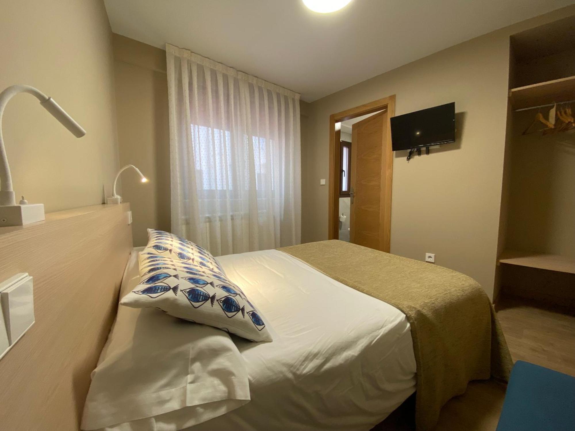 Hotel Baltico 2 Estrellas Luarca Bagian luar foto